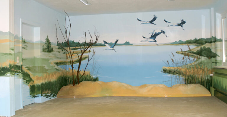 Ein Unterrichtsraum in der Rostocker Zooschule. Habe ihn rundherum gestaltet mit einem See und seiner Uferzone. Ein Schwarm Kraniche zieht über ihn hinweg.