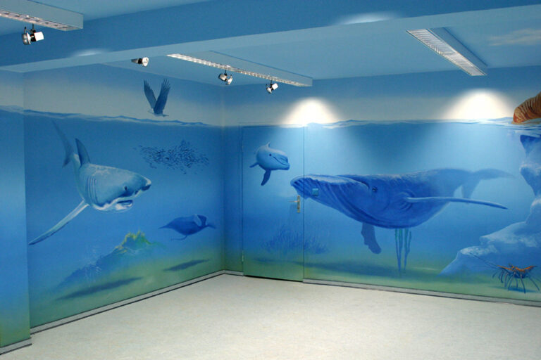 Die Zooschule hat nun einen Unterwasserraum. Wal, Hai, Rochen, Garnele und Delfin tummeln sich hier in dem blaugrünen Element.