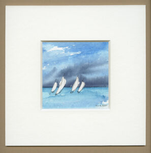Vier Segelboote auf stürmischer See, das Wasser ist türkisblau, der Himmel bedrohlich schwarzblau während der Regatta.