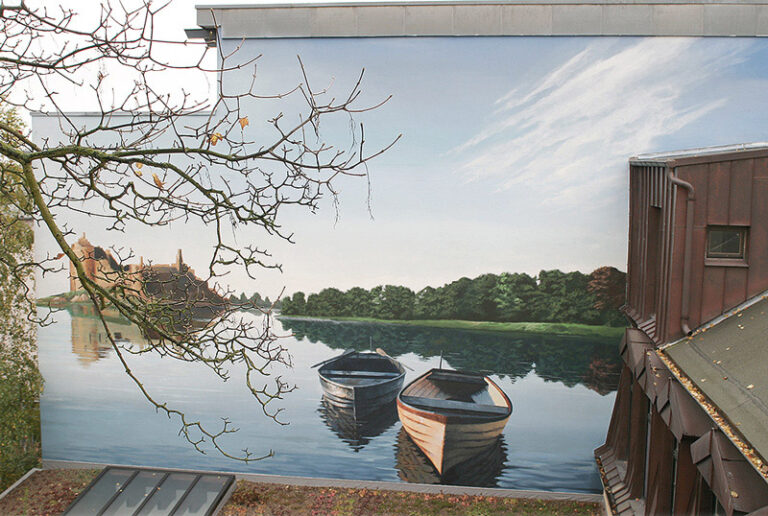Fassadenmalerei "Am See". Wer träumt nicht von einem Haus am See…. mit Pinsel und Farbe ist so manches möglich.