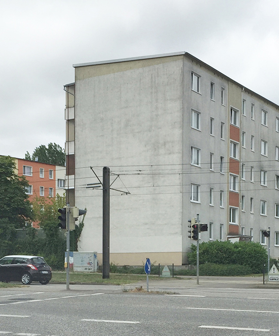 Nobelstraße 34 in Rostock vor dem Beginn meiner Fassadenmalerei. Der schmutziggraue Giebel verlangte irgendwie nach was anderem. Ich habe ihm gelauscht ;o)