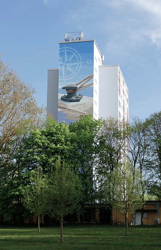"Poller im Heimathafen" Giebelmalerei in der Ziolkowskistraße 12 in Rostock. Festmachen in Rostock. Klare Botschaft. Sicherer Hafen. Schifffahrt Hafen. Das Bild ist 20 m hoch und über 8 m breit. Es entstand nach eigener Idee im Jahre 2017 und wurde von der maritimen WG finanziert.