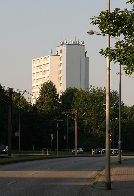 Letztes Hochhaus am Südring Rostock. So sah die Fassade der Ziolkowskistr. 9 vor der Gestaltung aus.